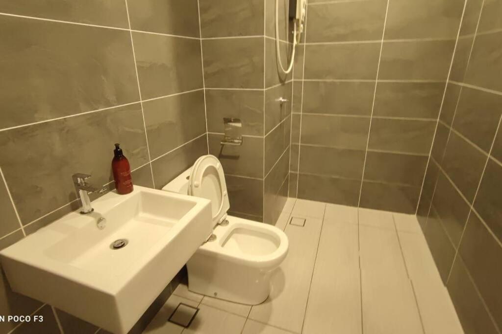 Bs228-klia -self Check-in-wifi-netflix-parking-pool, 5092